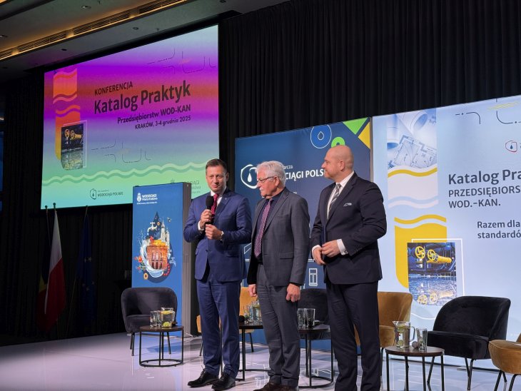 Konferencja „Katalog Praktyk Przedsiębiorstw Wod-Kan”. Piotr Ziętara, Prezes Zarządu, Wodociągi Miasta Krakowa S.A.; Stanisław Kracik, Zastępca Prezydenta Miasta Krakowa; Paweł Sikorski, Prezes Izby Gospodarczej „Wodociągi Polskie”. Fot. inzynieria.com